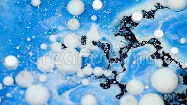 令人惊叹的<strong>白色</strong>和蓝色油漆<strong>气泡</strong>在油表面。 油漆。